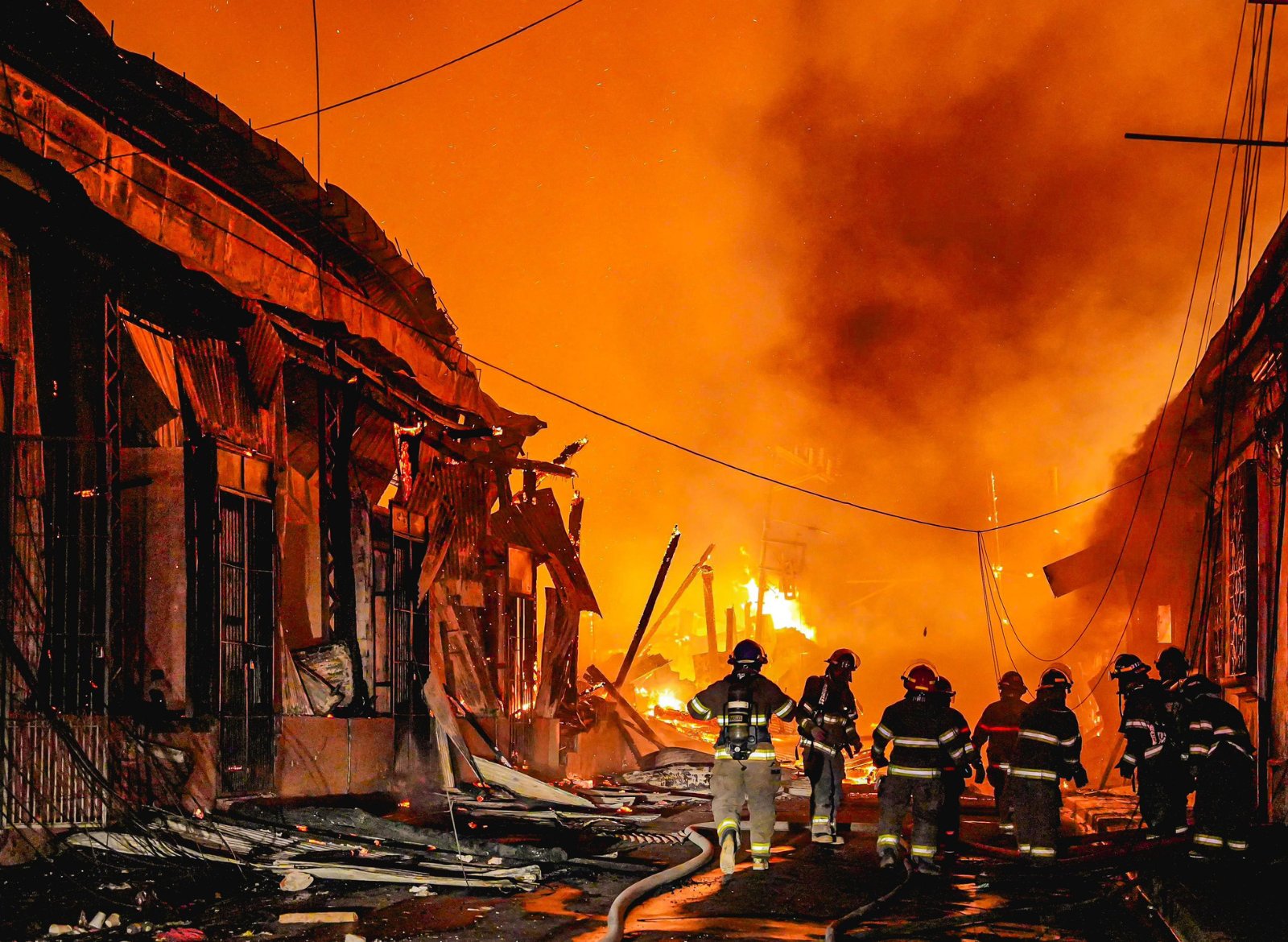 El fuego consumió al menos dos cuadras de viviendas en las cercanías de la 6.ª Avenida Sur y 8.ª Calle Oriente.