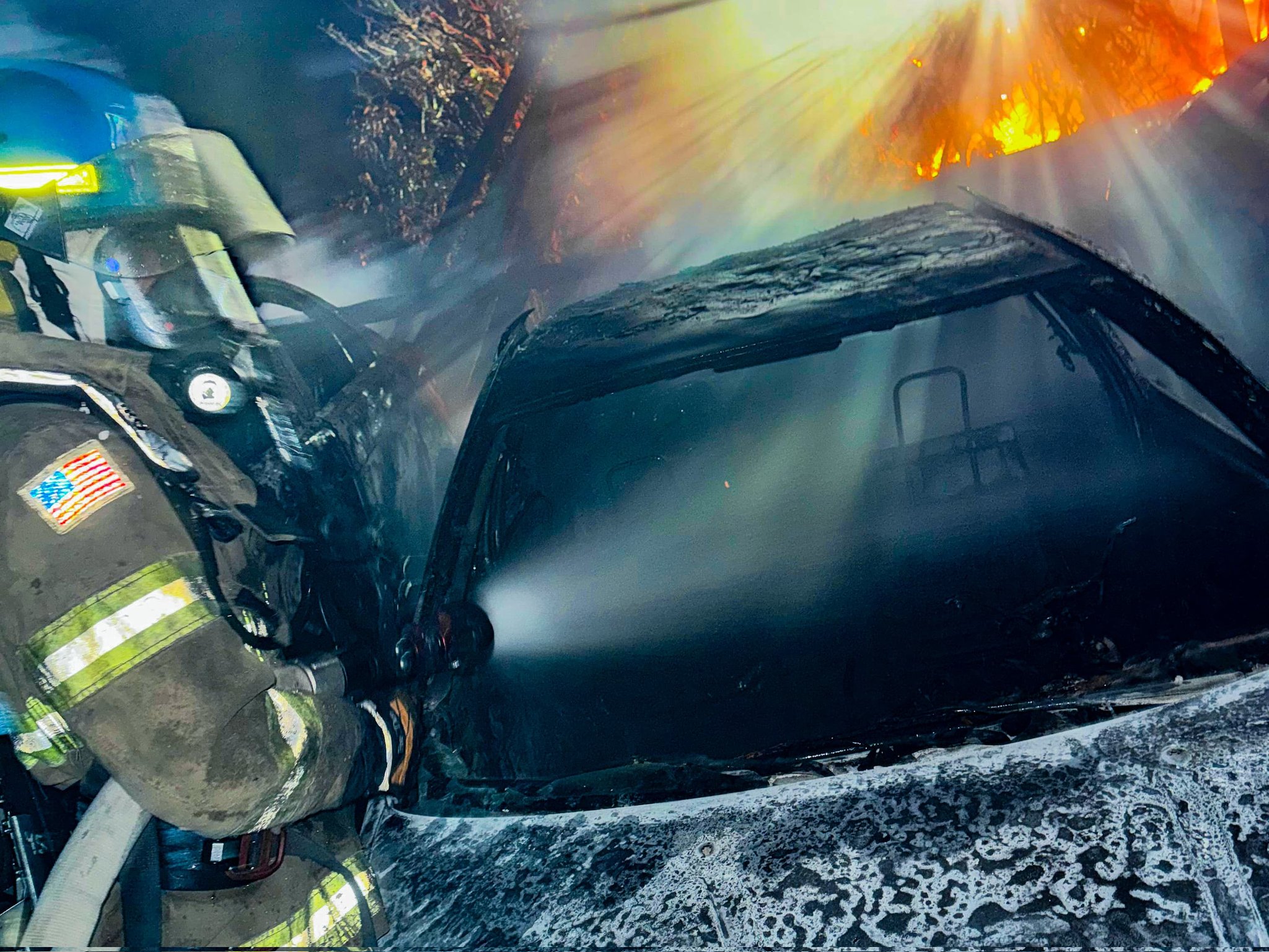 Bomberos lograron controlar las llamas y evitar su propagación; no se reportaron lesionados.