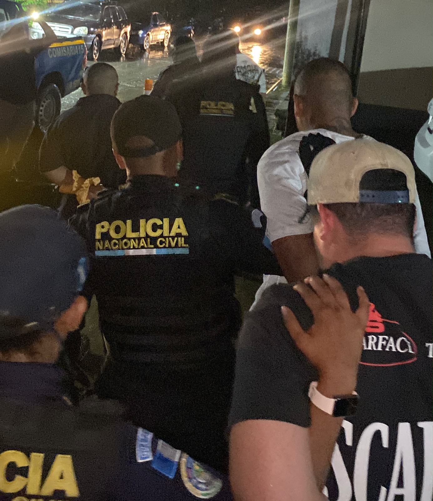 Los detenidos fueron ubicados en Amatitlán tras una denuncia por disparos al aire. Las autoridades los vinculan preliminarmente con un ataque armado o